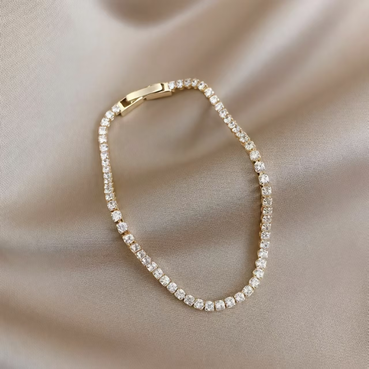 Pulsera de circonitas bañada en oro, de diseño minimalista y a la moda