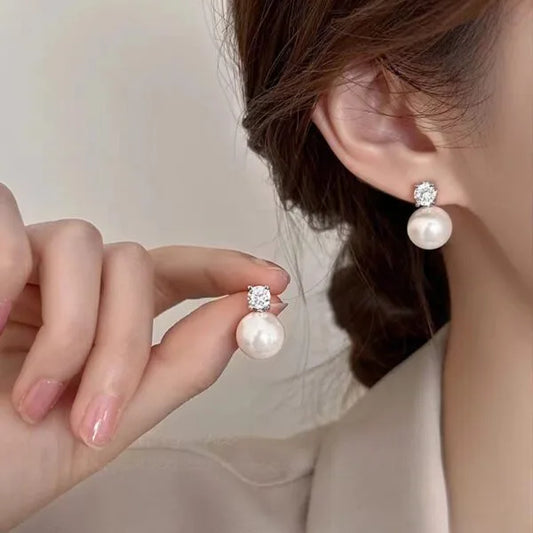 Elegantes pendientes de perlas con acentos de diamantes