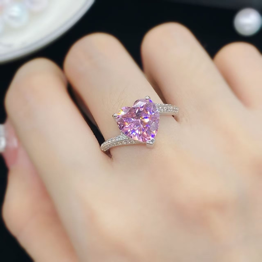 Anillo de circonita cúbica con corazón rosa