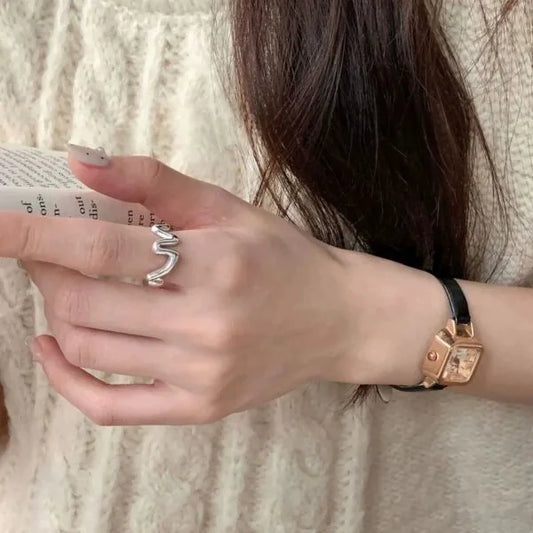 Anillo de Plata de Ley 925 con Línea Ondulada