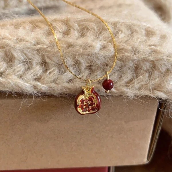 Collar con colgante de granada, frijol rojo y diamante
