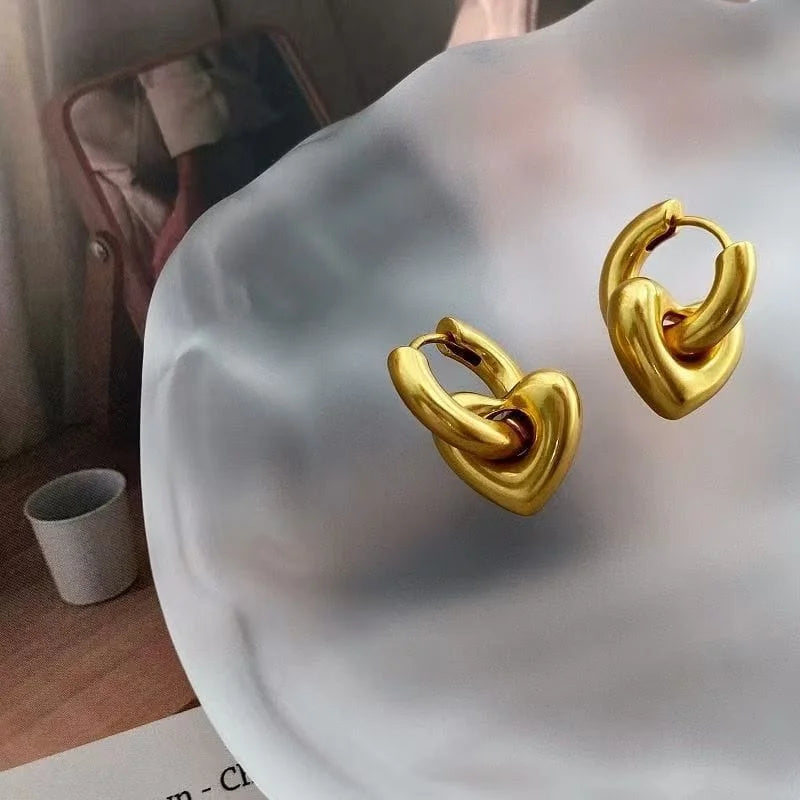 Aretes en forma de corazón con baño de oro de latón