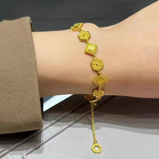 Pulsera de eslabones cuadrados ornamentados con motivos florales