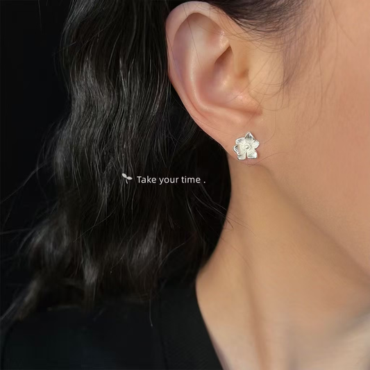 Pendientes de botón de flor esmerilados y cepillados de plata esterlina 925