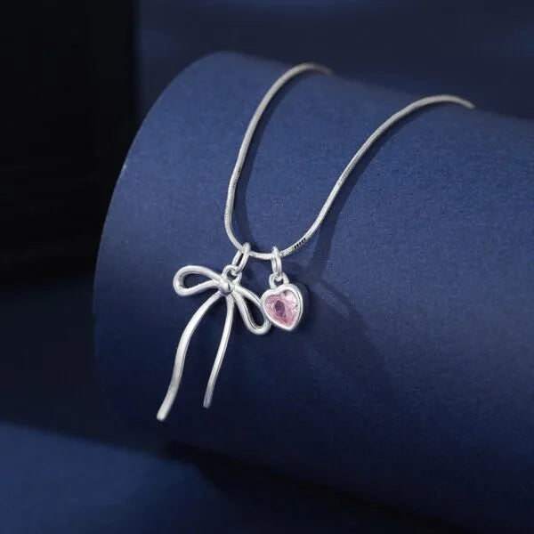 Collar con colgante de lazo de plata de ley 925 con corazón de diamantes rosas