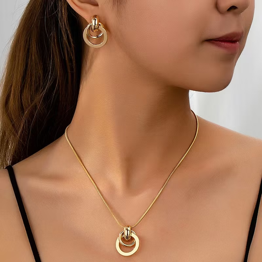 Collar de anillos de oro entrelazados