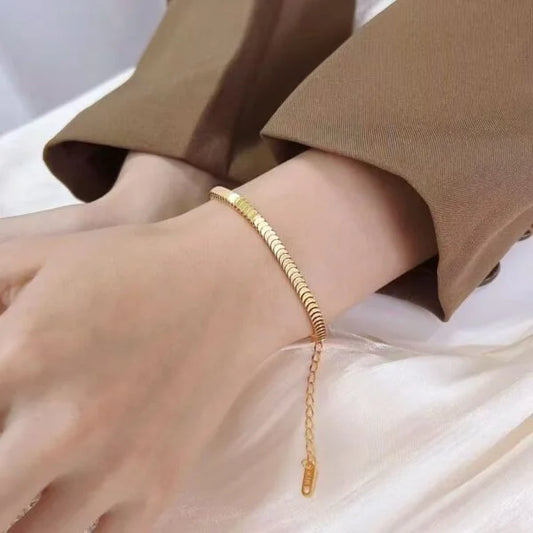 Pulsera de moda dorada con escamas de pescado