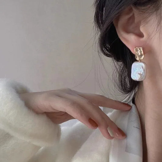 Pendientes de perlas barrocas con tachuelas cuadradas