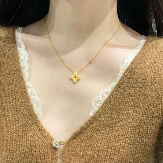 Collar floral de plata de ley 925 con trébol de cuatro hojas