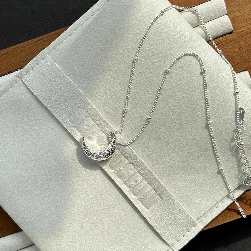 Collier en lave texture lune