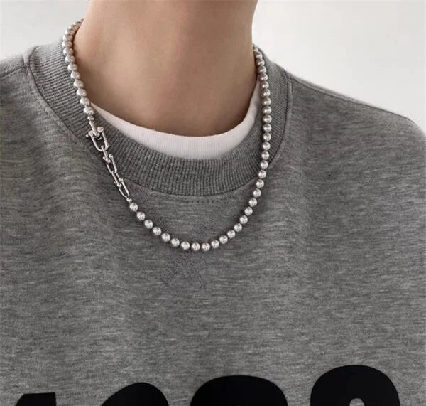 Collar de Perlas con Paneles Gris Plateado y Broche de Herradura
