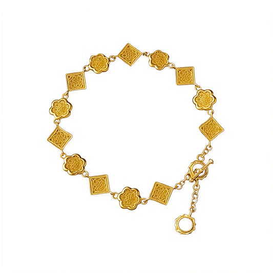 Pulsera de eslabones cuadrados ornamentados con motivos florales