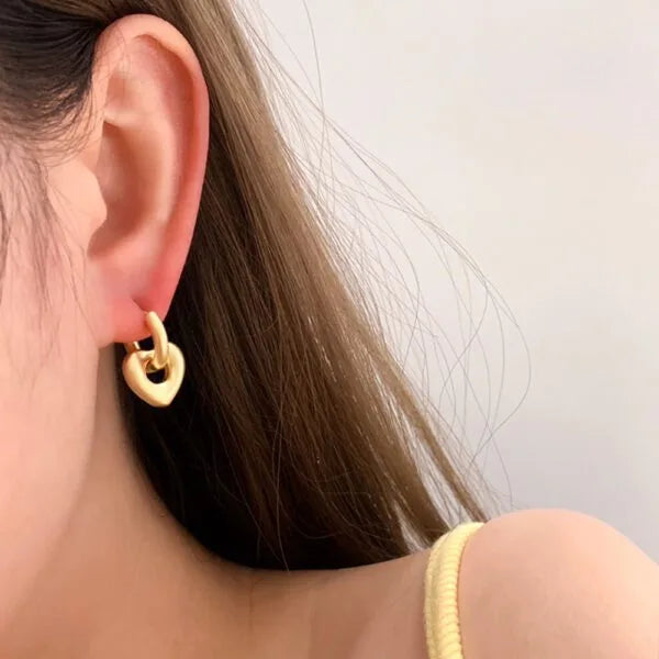 Aretes en forma de corazón con baño de oro de latón