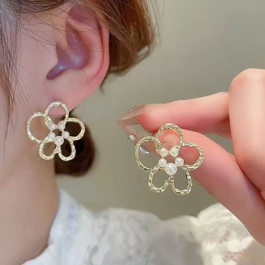 Pendientes de botón con diseño de flores caladas