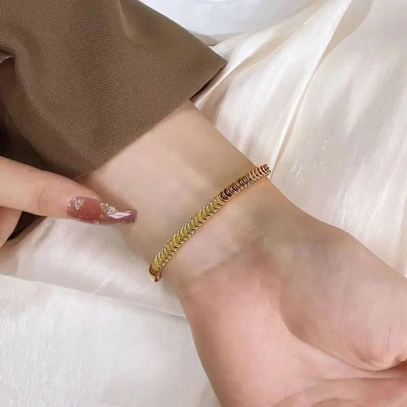 Pulsera de moda dorada con escamas de pescado