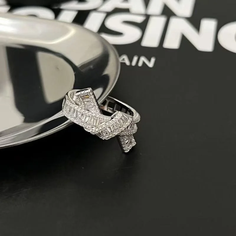 Bague en acier titane avec zircon noué