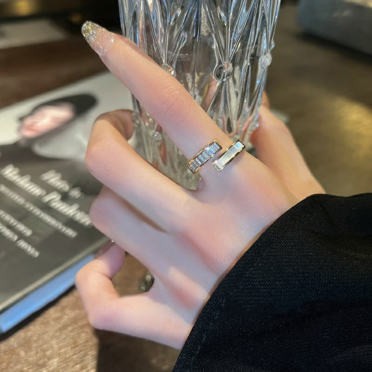 Anillo Abierto con Concha Blanca y Circonitas Cúbicas Completas