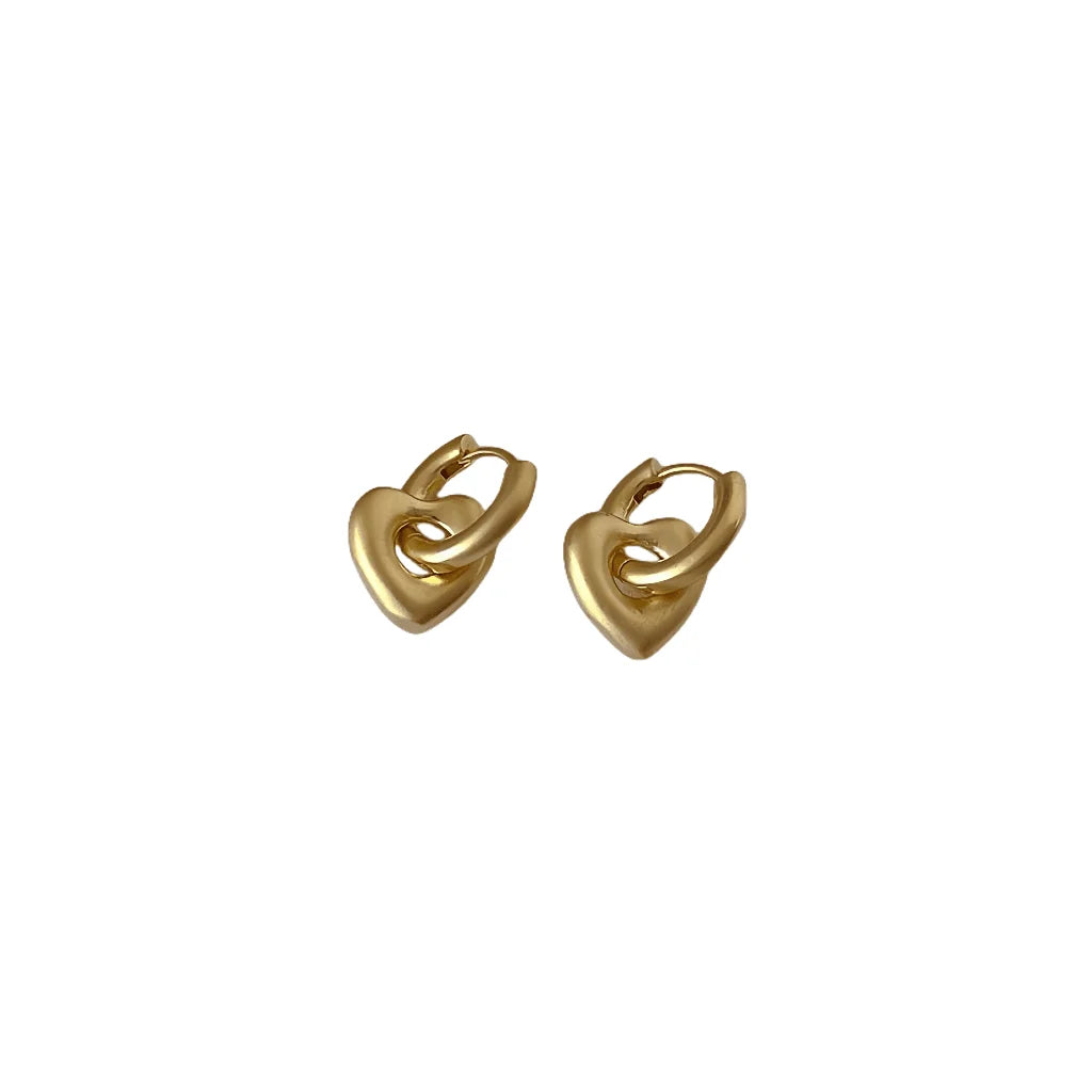 Aretes en forma de corazón con baño de oro de latón