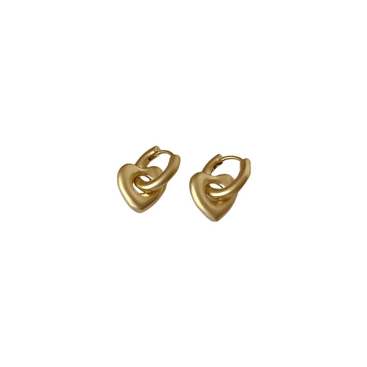 Aretes en forma de corazón con baño de oro de latón