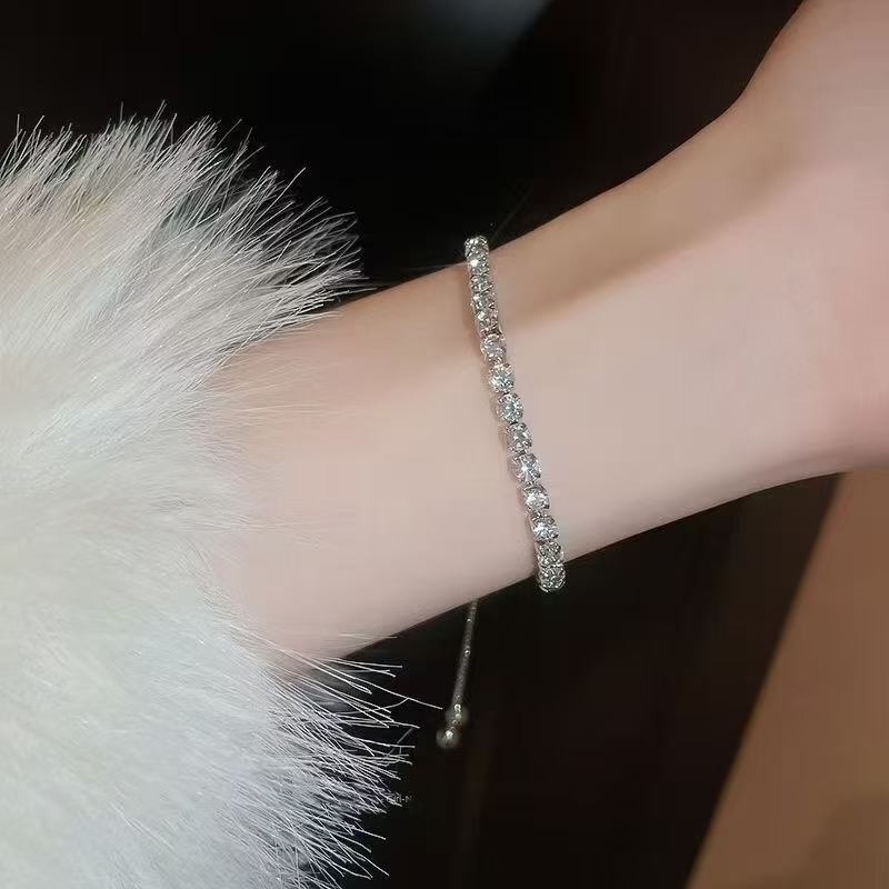 Lujosa pulsera con circonitas de talla cuadrada engastadas en pavé completo