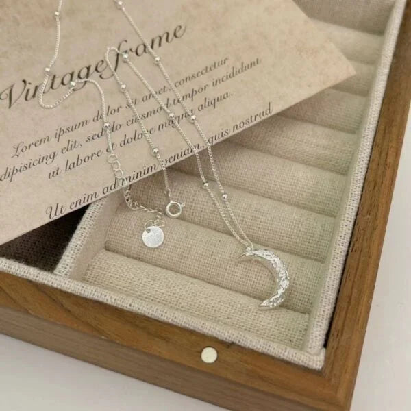 Collier en lave texture lune