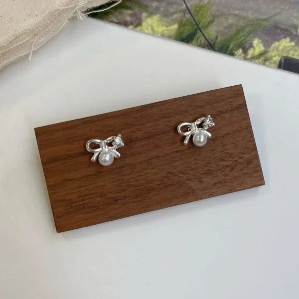 Aretes de lazo de perlas de circonita microengastada de plata de ley 925