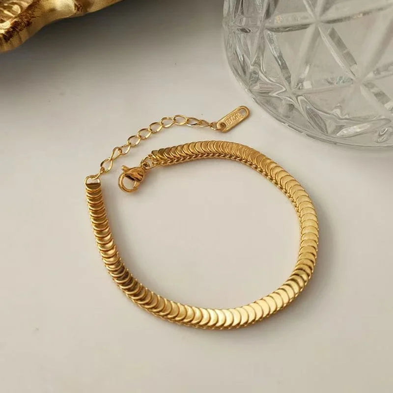 Pulsera de moda dorada con escamas de pescado