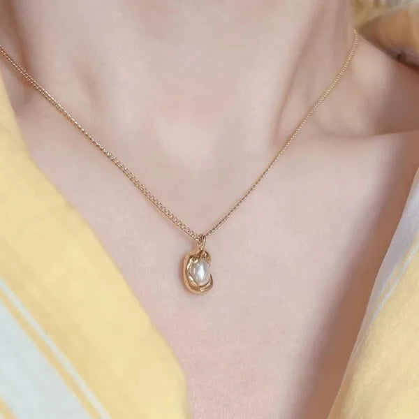 Collar chapado en oro con perla irregular ovalada