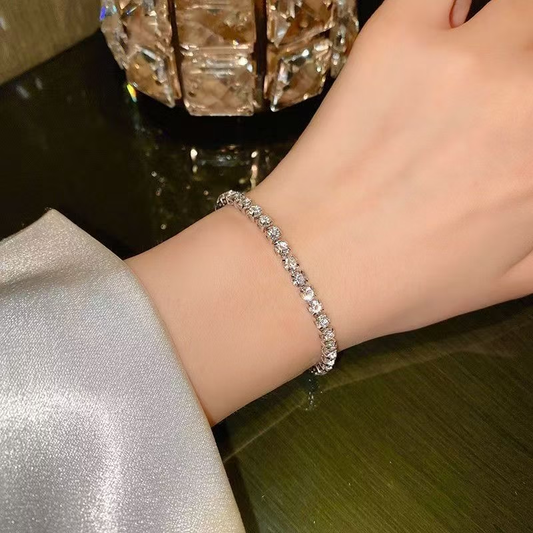 Lujosa pulsera con circonitas de talla cuadrada engastadas en pavé completo