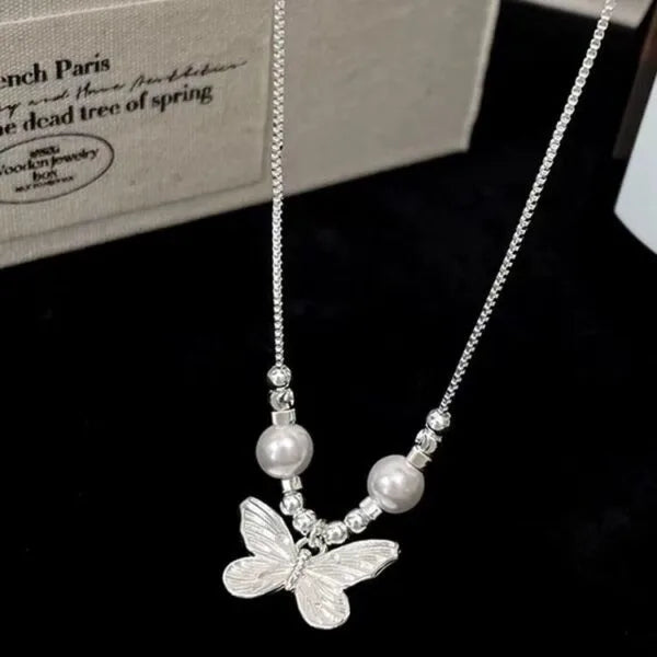 Collar de perlas de imitación con textura de mariposa "Gentle Wind" de plata de ley 925