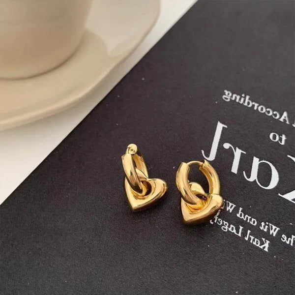 Aretes en forma de corazón con baño de oro de latón