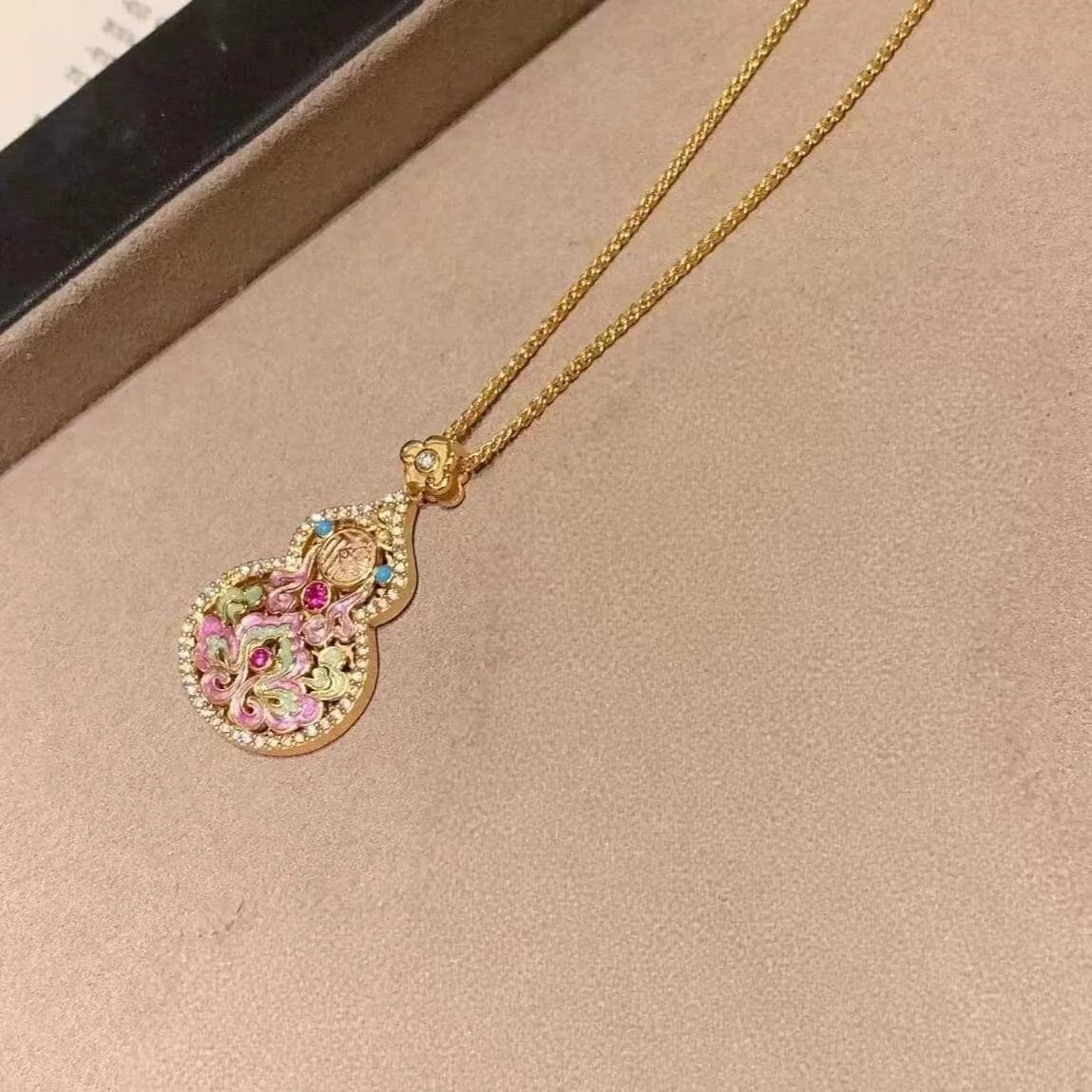 Collier avec pendentif en émail en forme de gourde