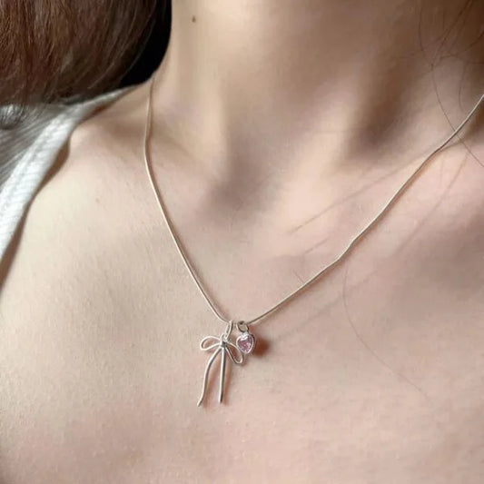 Collar con colgante de lazo de plata de ley 925 con corazón de diamantes rosas