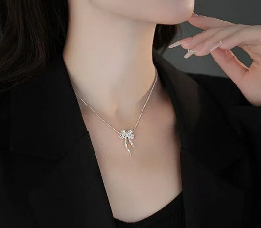 Collar doble de plata de ley 925 con lazo elegante