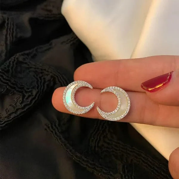 أقراط مسمارية بشكل قمر وصدفة مرصعة بالماس