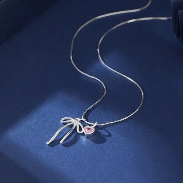 Collar con colgante de lazo de plata de ley 925 con corazón de diamantes rosas