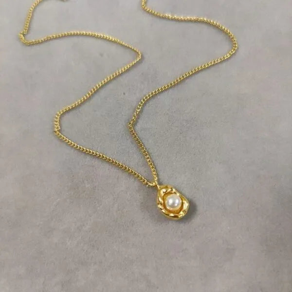 Collar chapado en oro con perla irregular ovalada