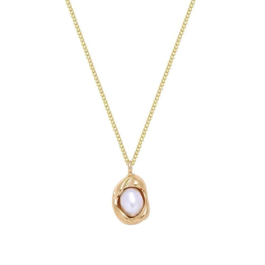 Collar chapado en oro con perla irregular ovalada