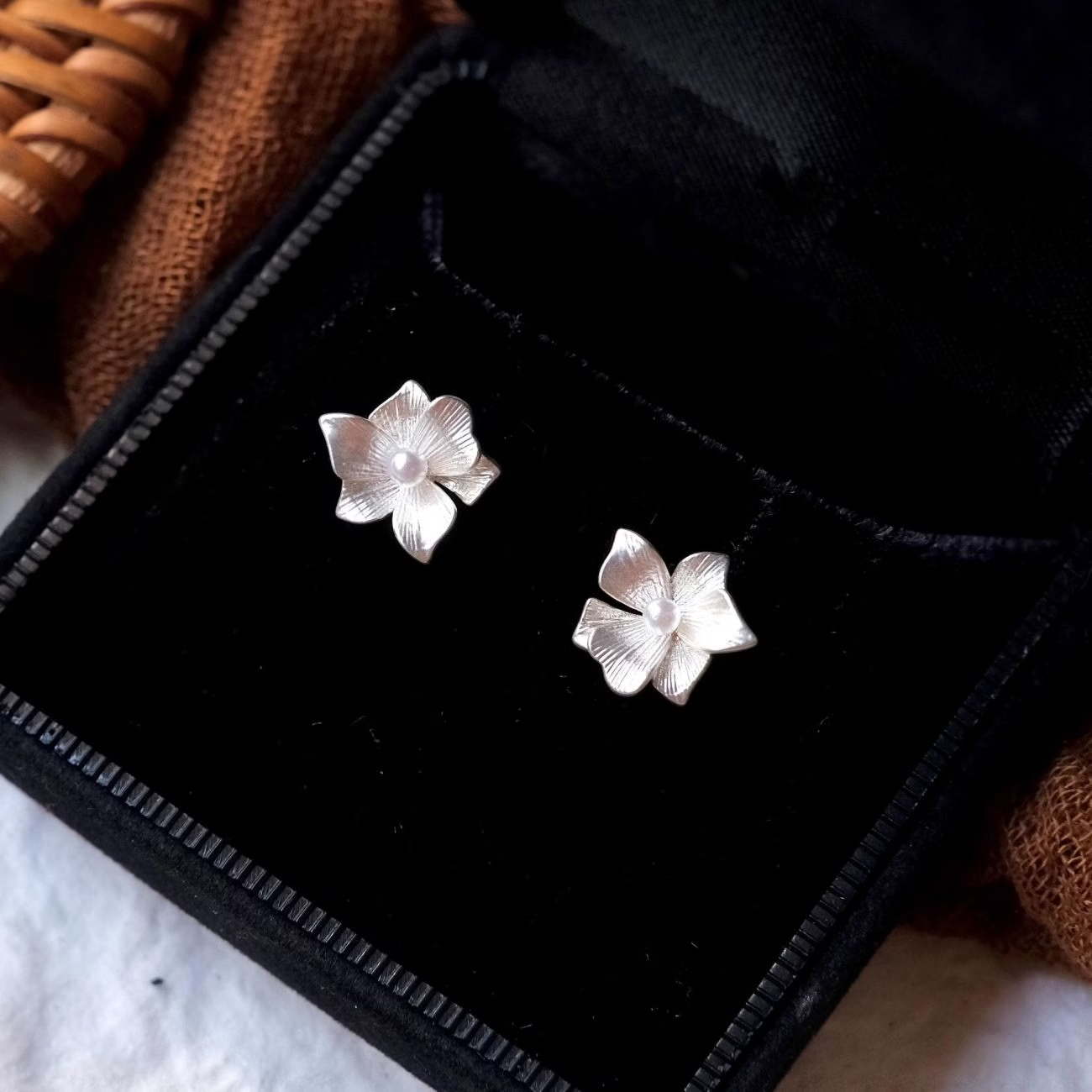 Pendientes de botón de flor esmerilados y cepillados de plata esterlina 925