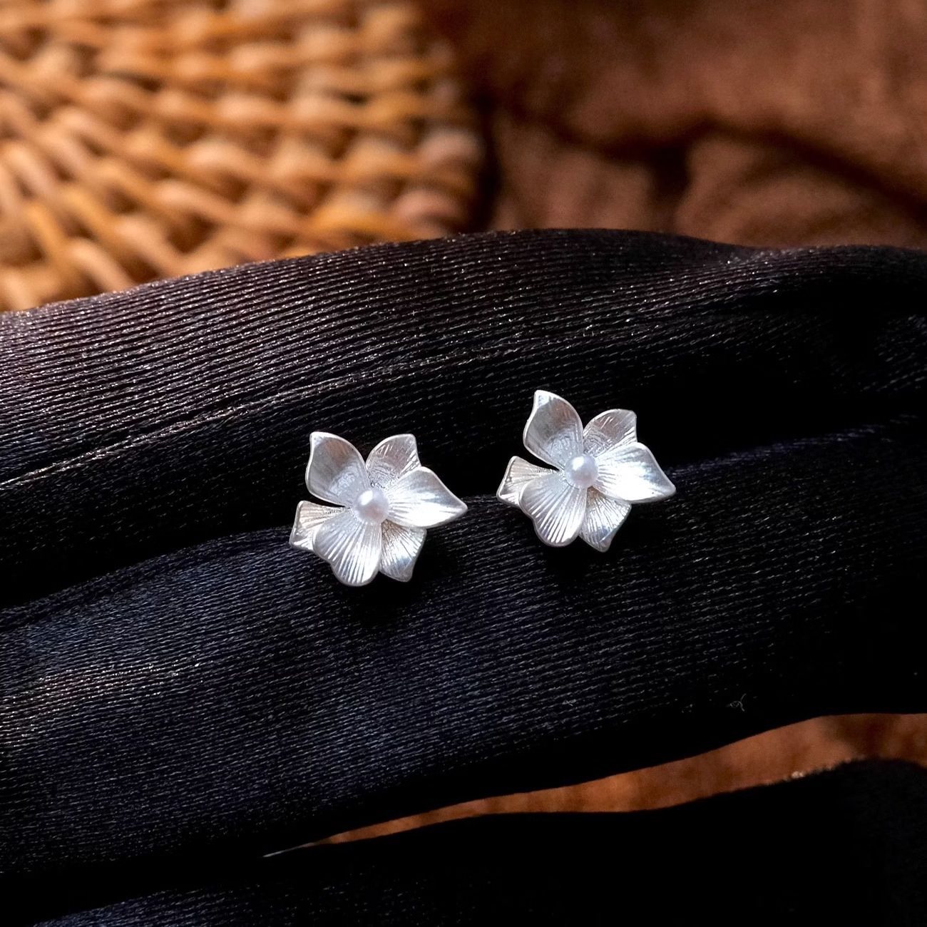 Pendientes de botón de flor esmerilados y cepillados de plata esterlina 925