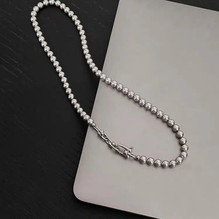 Collar de Perlas con Paneles Gris Plateado y Broche de Herradura