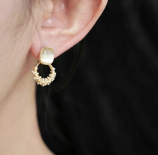 Pendientes de aro elegantes de ojo de gato y perlas