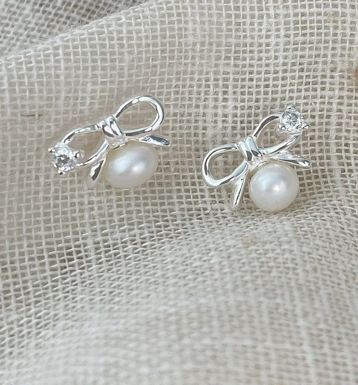 Aretes de lazo de perlas de circonita microengastada de plata de ley 925