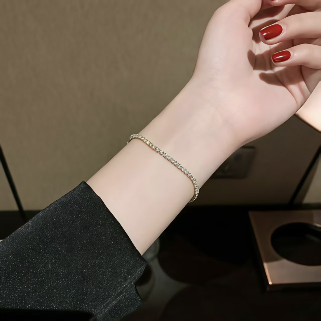 Pulsera de circonitas bañada en oro, de diseño minimalista y a la moda