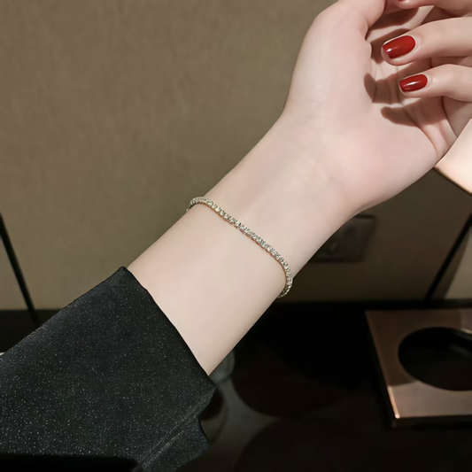 Pulsera de circonitas bañada en oro, de diseño minimalista y a la moda