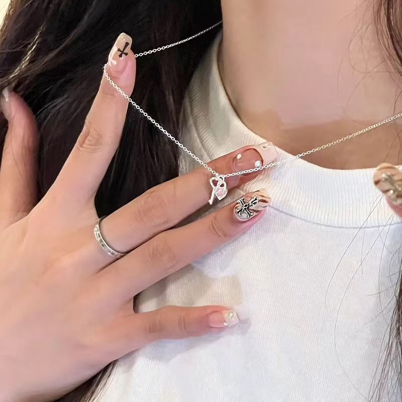 Collar de Corazón y Llave de Acero de Titanio con Circones