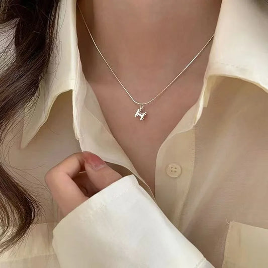 Collar con colgante de letra H tridimensional de plata de ley 925