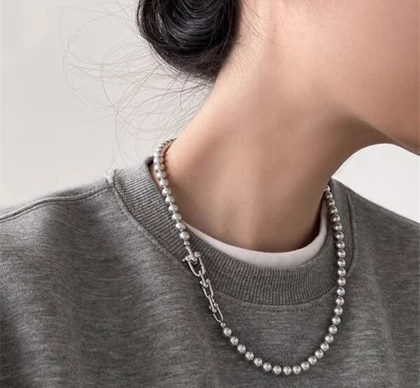 Collar de Perlas con Paneles Gris Plateado y Broche de Herradura