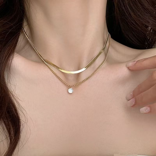 Collar con colgante de circonita en forma de gota de agua