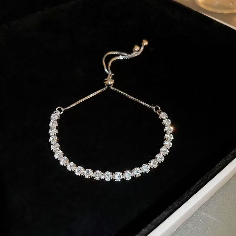 Lujosa pulsera con circonitas de talla cuadrada engastadas en pavé completo